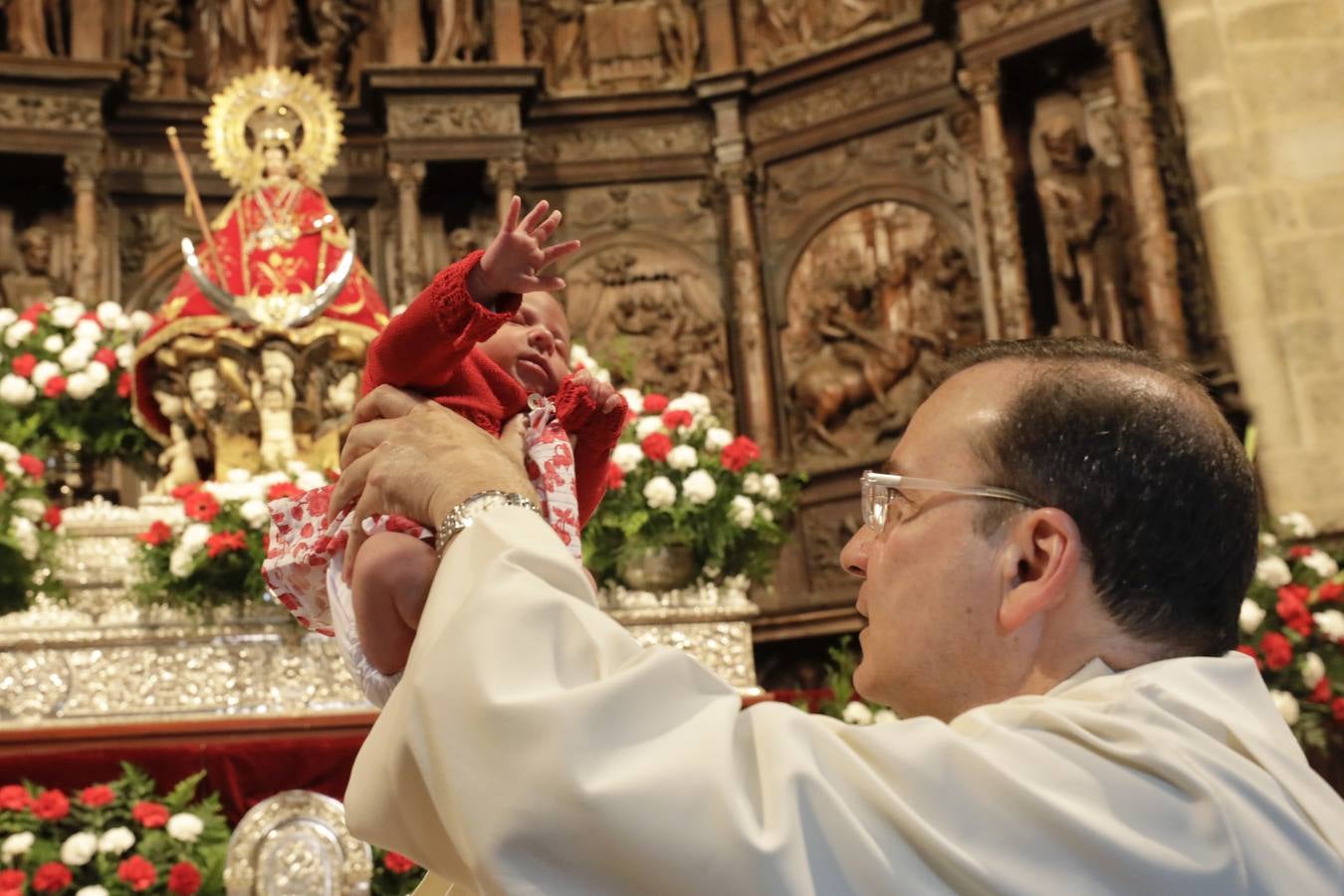 Desde las cuatro y media de la tarde, durante una hora, se cumplió con la tradición de la presentación de los cacereños nacidos en el último año ante la Patrona de la ciudad. Es uno de los actos más populares que se realizan durante la estancia de la imagen de la Virgen en la Concatedral de Santa María, llenándose el templo de bebés acompañados de sus padres, abuelos y demás familiares.