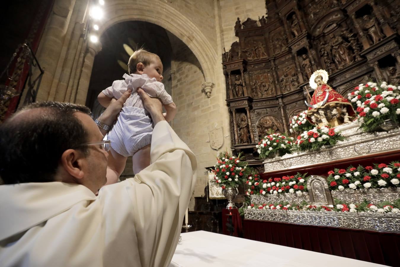 Desde las cuatro y media de la tarde, durante una hora, se cumplió con la tradición de la presentación de los cacereños nacidos en el último año ante la Patrona de la ciudad. Es uno de los actos más populares que se realizan durante la estancia de la imagen de la Virgen en la Concatedral de Santa María, llenándose el templo de bebés acompañados de sus padres, abuelos y demás familiares.