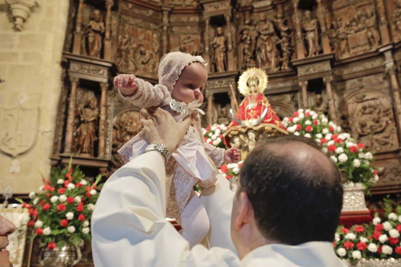 Desde las cuatro y media de la tarde, durante una hora, se cumplió con la tradición de la presentación de los cacereños nacidos en el último año ante la Patrona de la ciudad. Es uno de los actos más populares que se realizan durante la estancia de la imagen de la Virgen en la Concatedral de Santa María, llenándose el templo de bebés acompañados de sus padres, abuelos y demás familiares.