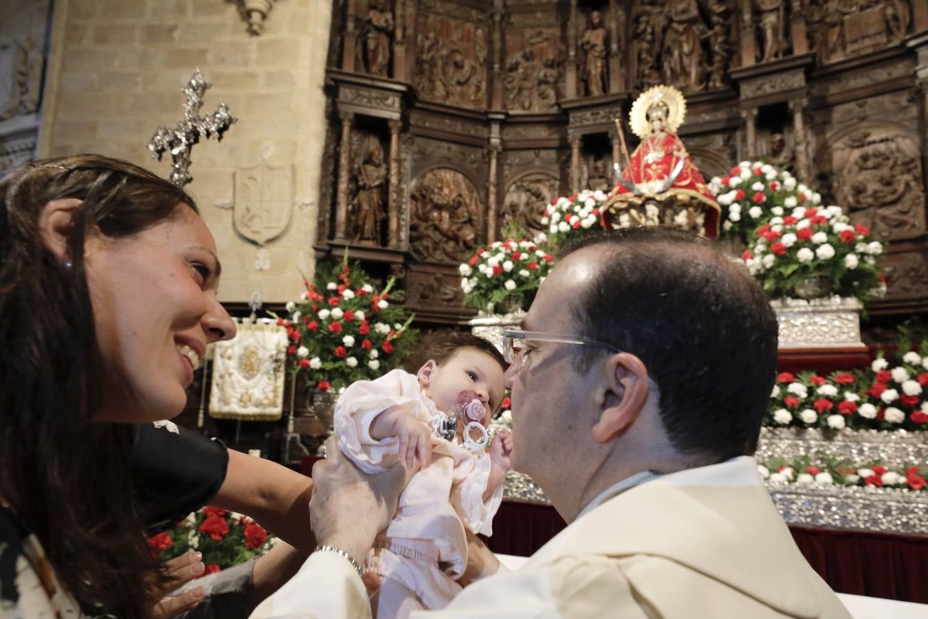 Desde las cuatro y media de la tarde, durante una hora, se cumplió con la tradición de la presentación de los cacereños nacidos en el último año ante la Patrona de la ciudad. Es uno de los actos más populares que se realizan durante la estancia de la imagen de la Virgen en la Concatedral de Santa María, llenándose el templo de bebés acompañados de sus padres, abuelos y demás familiares.