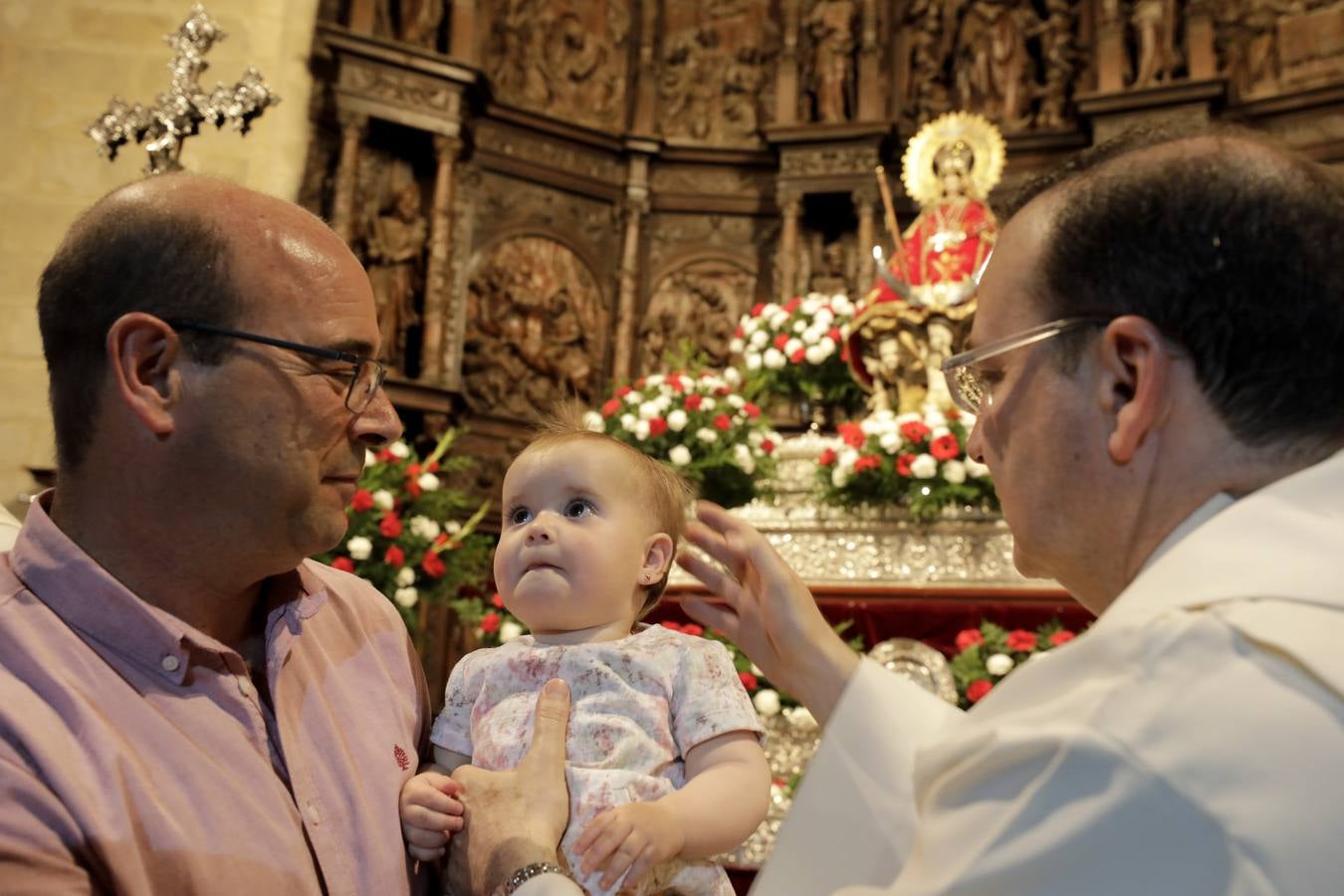 Desde las cuatro y media de la tarde, durante una hora, se cumplió con la tradición de la presentación de los cacereños nacidos en el último año ante la Patrona de la ciudad. Es uno de los actos más populares que se realizan durante la estancia de la imagen de la Virgen en la Concatedral de Santa María, llenándose el templo de bebés acompañados de sus padres, abuelos y demás familiares.