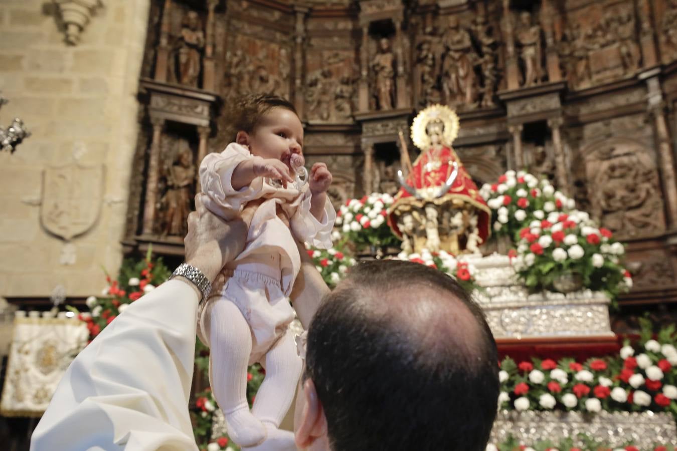 Desde las cuatro y media de la tarde, durante una hora, se cumplió con la tradición de la presentación de los cacereños nacidos en el último año ante la Patrona de la ciudad. Es uno de los actos más populares que se realizan durante la estancia de la imagen de la Virgen en la Concatedral de Santa María, llenándose el templo de bebés acompañados de sus padres, abuelos y demás familiares.