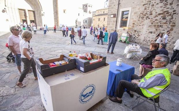 Recogida de alimentos, a las puertas del Palacio Episcopal.: JORGE REY 