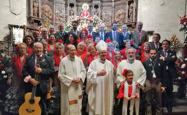 Integrantes del Coro Rociero, junto al obispo, el miércoles:: HOY