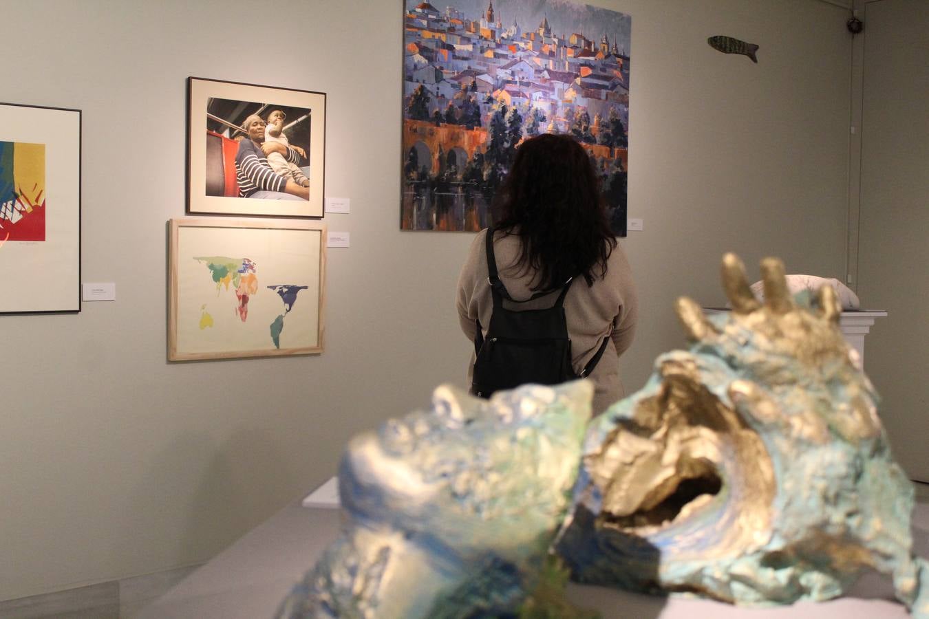 Organizada y comisariada por la Asociación de Vecinos del Casco Antiguo de Badajoz, la exposición que cada año acoge la Sala Vaquero Poblador de la Diputación de con motivo de las fiestas patronales del barrio, reúne en esta ocasión a 39 artistas relacionados de algún modo la zona intramuros de la capital pacense. La exposición se compone de pintura, fotografía, escultura, collage e instalaciones. Varios de los artistas son ya reconocidos y avalados por la crítica, mientras que otros, en general más jóvenes, buscan su sitio en el mundo del Arte y encuentran una oportunidad para exponer y dar a conocer su obra en la Sala Vaquero Poblador. Se puede visitar hasta el 11 de mayo.