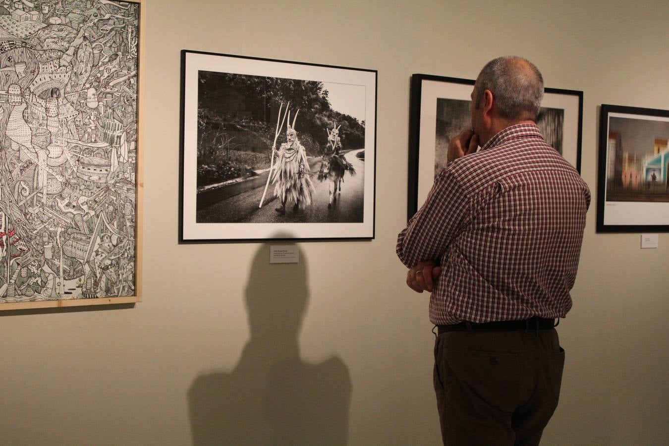 Organizada y comisariada por la Asociación de Vecinos del Casco Antiguo de Badajoz, la exposición que cada año acoge la Sala Vaquero Poblador de la Diputación de con motivo de las fiestas patronales del barrio, reúne en esta ocasión a 39 artistas relacionados de algún modo la zona intramuros de la capital pacense. La exposición se compone de pintura, fotografía, escultura, collage e instalaciones. Varios de los artistas son ya reconocidos y avalados por la crítica, mientras que otros, en general más jóvenes, buscan su sitio en el mundo del Arte y encuentran una oportunidad para exponer y dar a conocer su obra en la Sala Vaquero Poblador. Se puede visitar hasta el 11 de mayo.