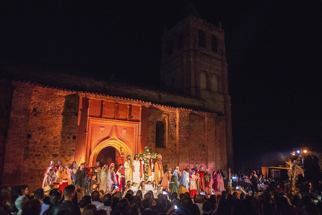 El viernes a las 19.00 se llevará a cabo el ensayo general. Y el sábado 4 de mayo, será la culminación de meses de preparación de una tradición que se pierde en el tiempo, pero que el Ayuntamiento de Palomas se propuso realzar en 2003 mediante una dramatización que escribió el dramaturgo extremeño Juan Copete, y que fue representada hasta 2017; un año después, el municipio encargó a Sánchez Adalid otro texto, para iniciar una nueva etapa de las Fiestas de la Cruz. Al frente del proyecto, José A. Raynaud da cohesión al largo centenar de personas involucradas en la actuación, en los bailes y la música de este montaje teatral que se desarrolla al aire libre en el entorno de la iglesia mudéjar de Nuestra Señora de Gracia, originaria del siglo XV.