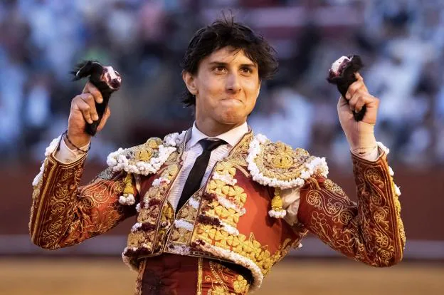 Roca Rey saluda con las dos orejas que cortó a su segundo toro en la Maestranza de Sevilla. :: efe