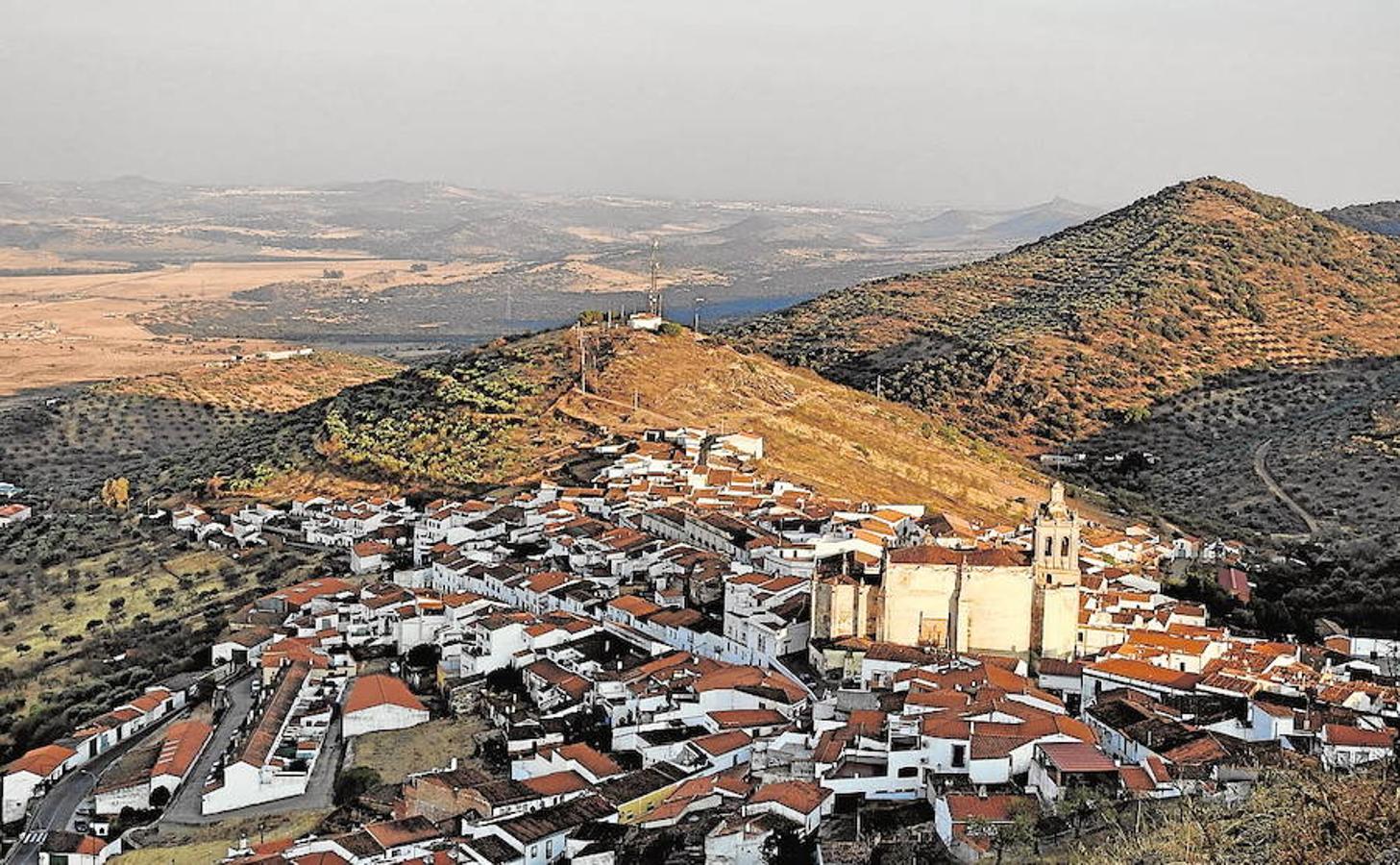 Castillo de Feria. Ofrece unas privilegiadas vistas de la comarca de Zafra–Río Bodión.