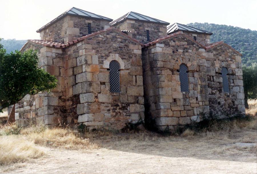 Santa Lucía del Trampal. Está en Alcuéscar y es uno de los pocos edificios de la España visigoda. Es Bien de Interés Cultural.