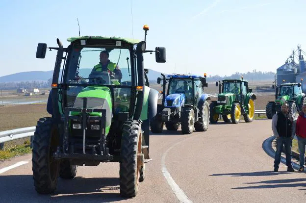 Agricultores de Villanueva con sus tractores. :: f. h.