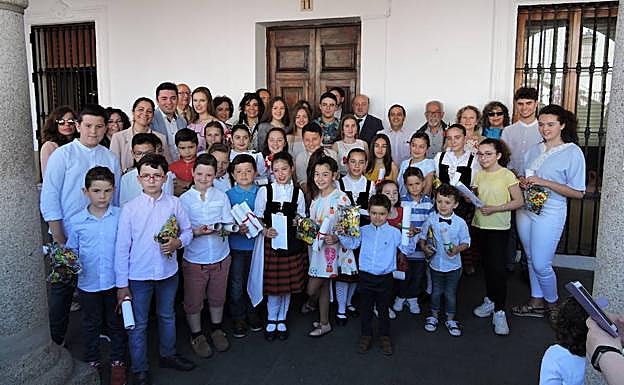 Premiados con el jurado y autoridades 