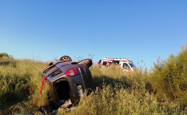 El vehículo ha quedado volcado de un lado tras la salida de vía