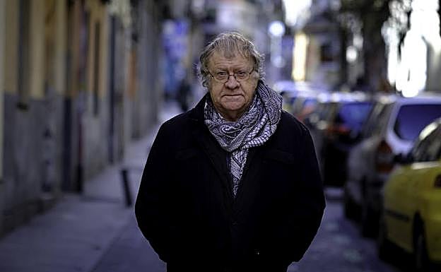 Ian Gibson, fotografiado en una calle del distrito de Lavapiés, muy cerca de su casa:: JOSÉ RAMÓN LADRA