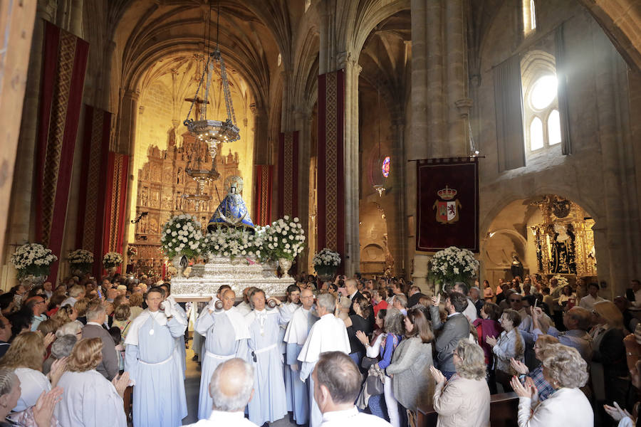 La patrona ha retornado esta mañana a su templo entre los vítores de los cacereños y lluvia de pétalos de flores