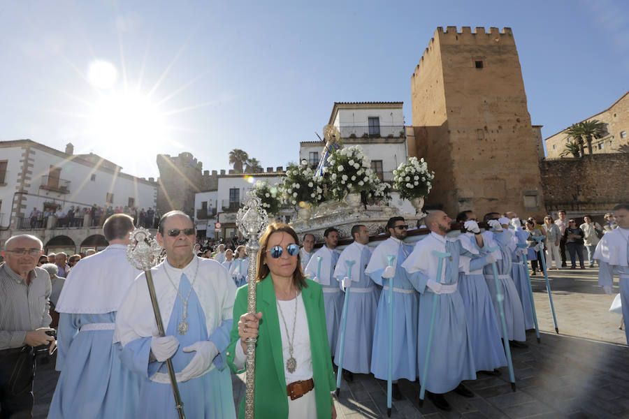 La patrona ha retornado esta mañana a su templo entre los vítores de los cacereños y lluvia de pétalos de flores