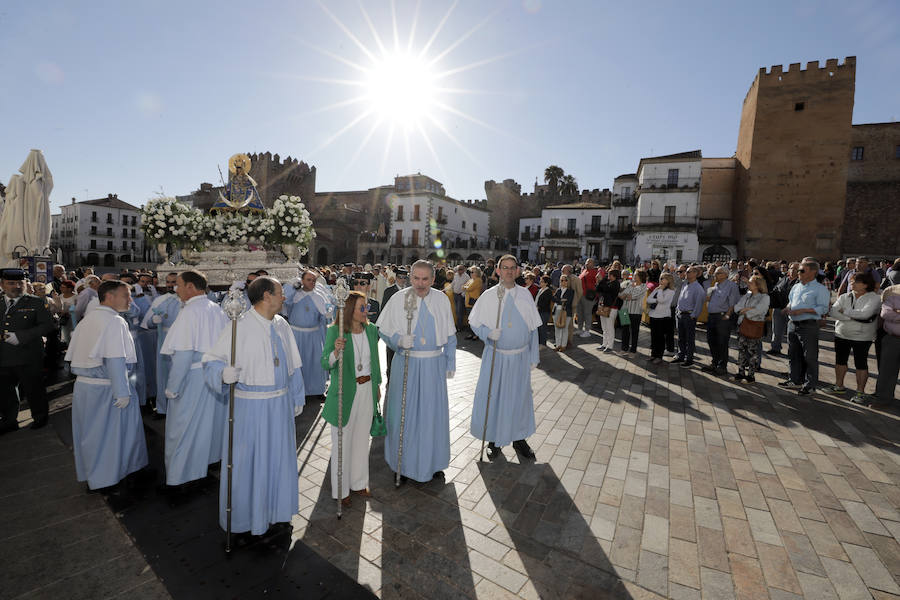 La patrona ha retornado esta mañana a su templo entre los vítores de los cacereños y lluvia de pétalos de flores