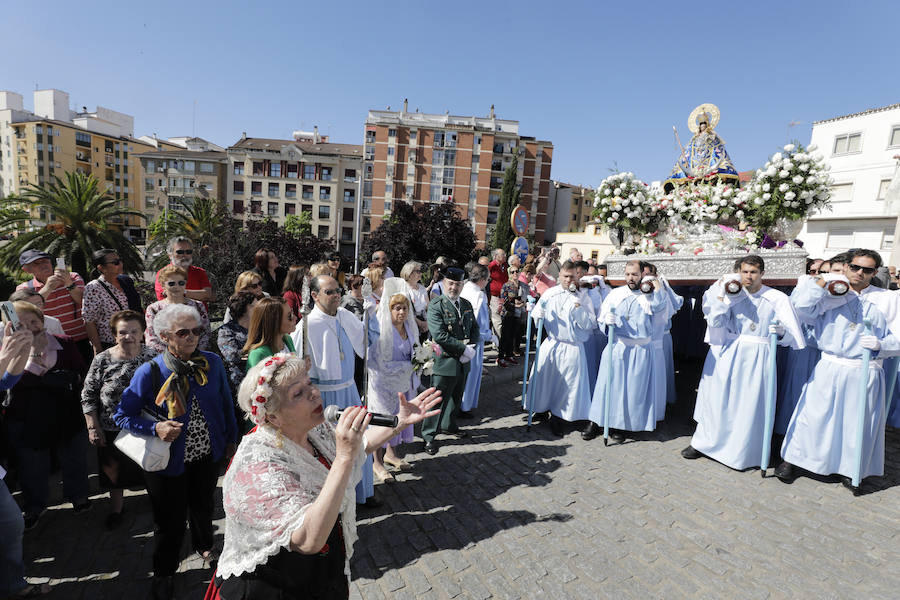 La patrona ha retornado esta mañana a su templo entre los vítores de los cacereños y lluvia de pétalos de flores