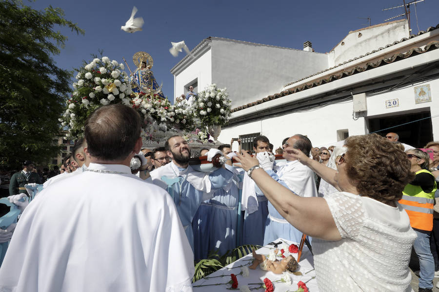 La patrona ha retornado esta mañana a su templo entre los vítores de los cacereños y lluvia de pétalos de flores