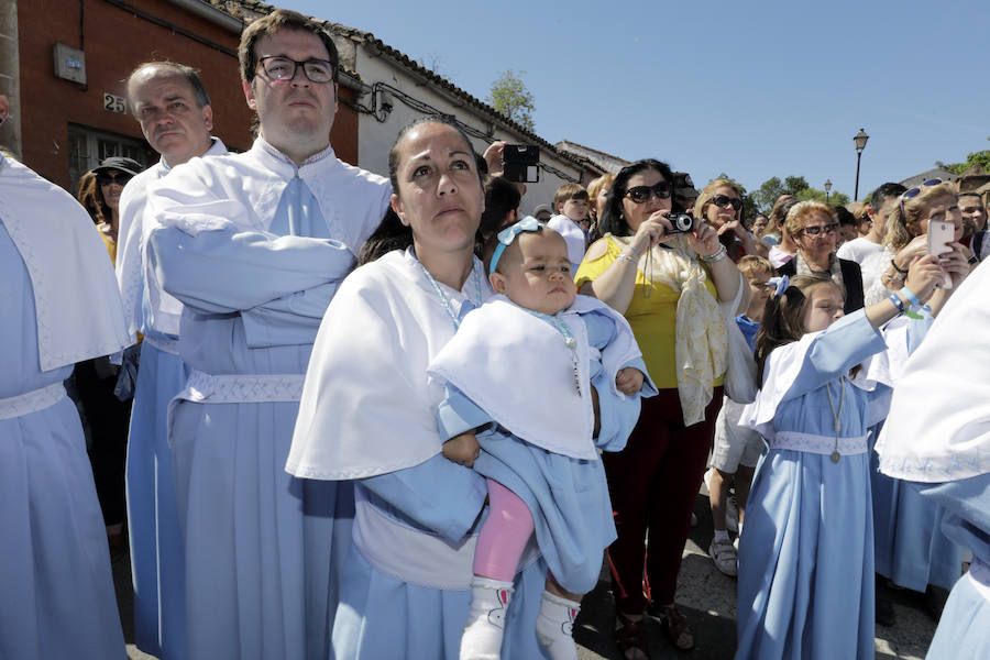 La patrona ha retornado esta mañana a su templo entre los vítores de los cacereños y lluvia de pétalos de flores