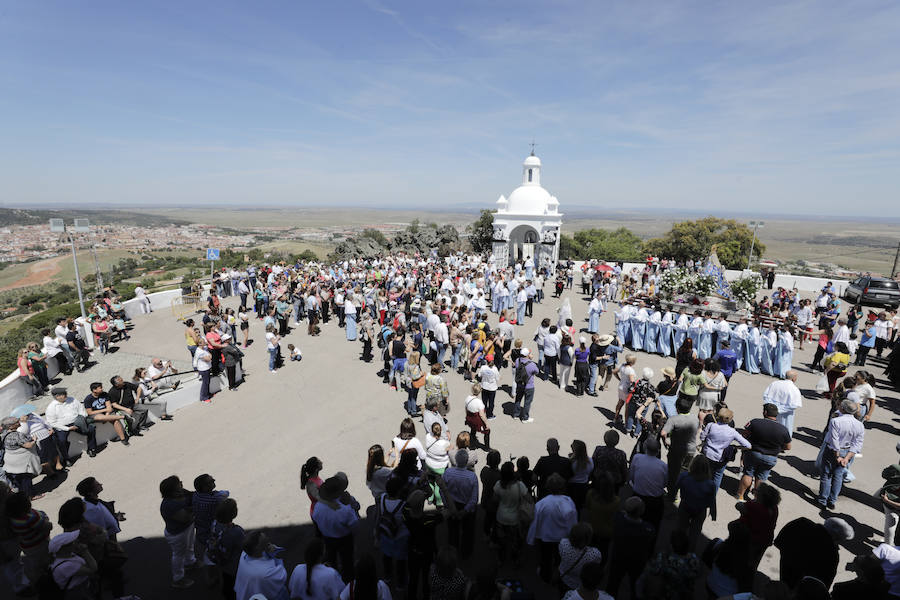 La patrona ha retornado esta mañana a su templo entre los vítores de los cacereños y lluvia de pétalos de flores