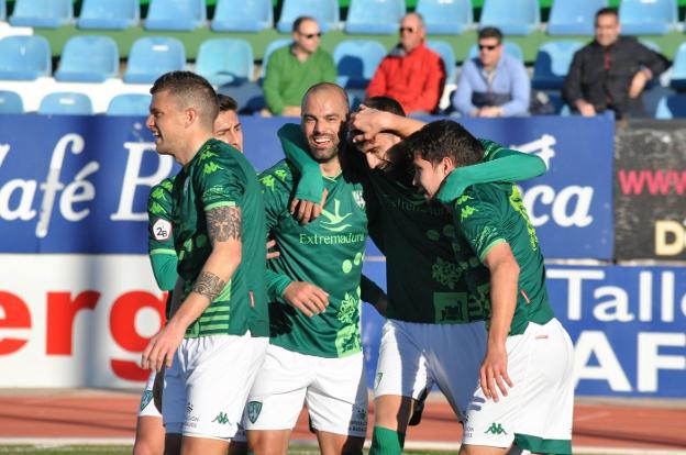 Sergio, Espín, Pedro Montero y Xavi Puerto celebran un gol ante El Ejido. :: e. domeque