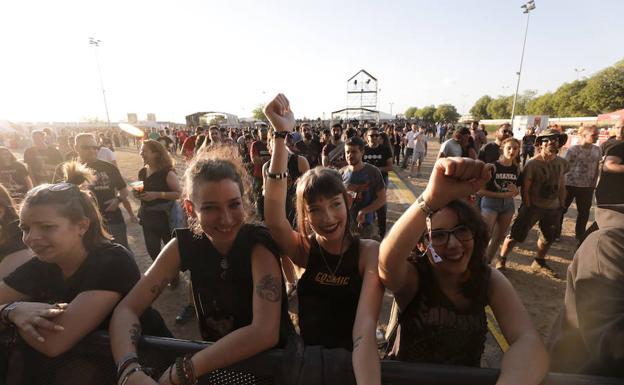 Asistentes al concierto ofrecido por El Desván, el grupo que abrió ayer el festival. 