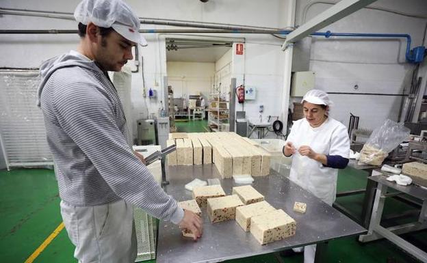 Trabajadores en una fábrica de turrones de Castuera.