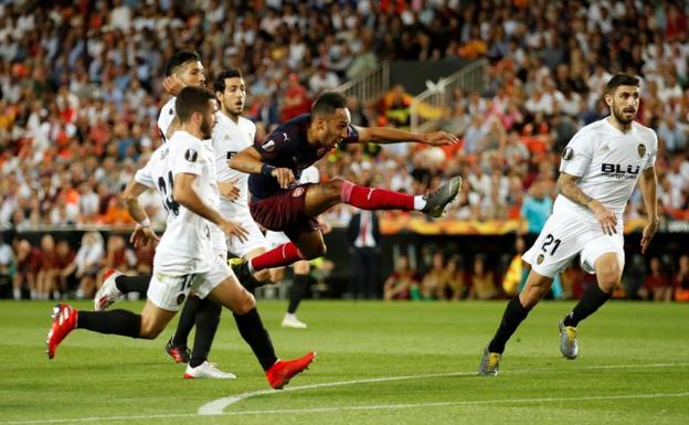 Aubameyang, en la acción del primer gol del Arsenal. 