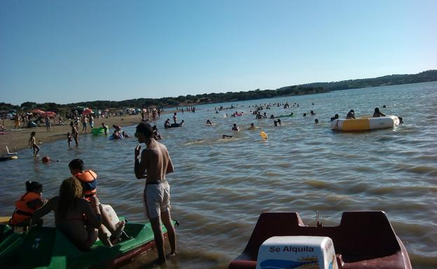 Playa de Cheles, a orillas del Gran Lago de Alqueva .