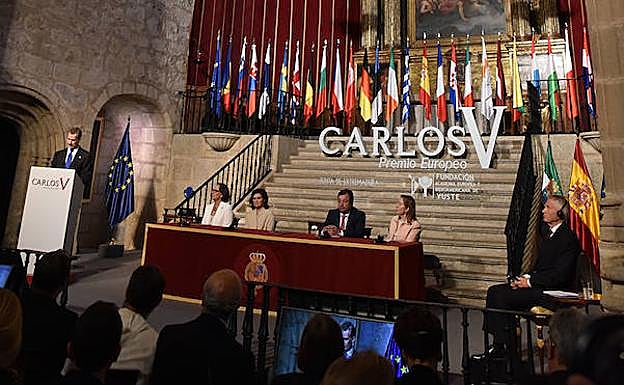 Imagen principal - El Rey pide una Europa «más unida y fuerte» al entregar el premio Carlos V en Yuste