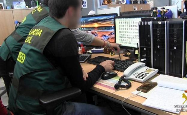 La Guardia Civil y el FBI detienen a 31 pedófilos por captar a 145 niños por internet