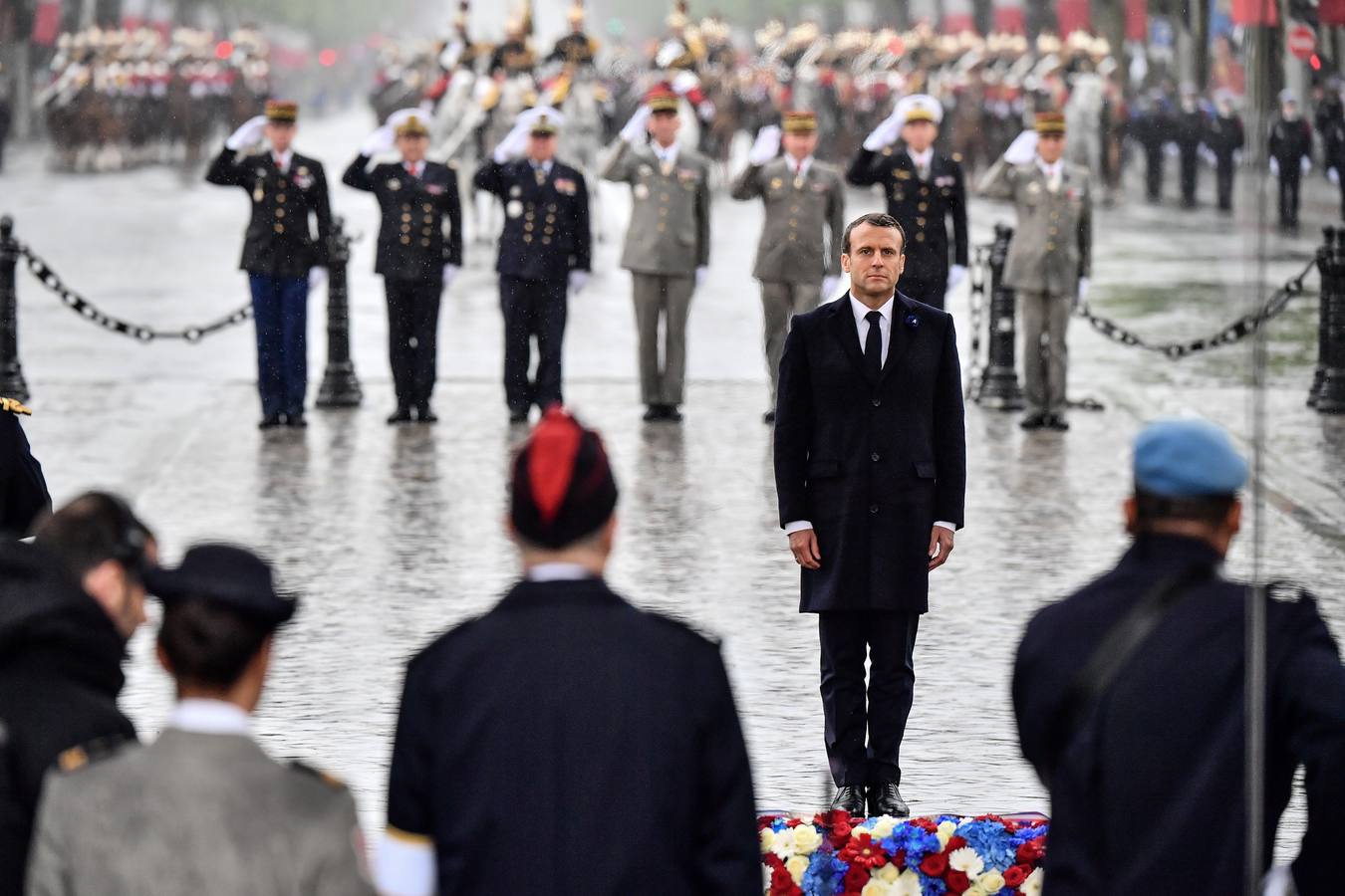 La autoridades políticas francesas participan en las Ceremonias por el Día de la Victoria, que celebra el fin de la II Guerra Mundial, en el Arco del Triunfo en París. 