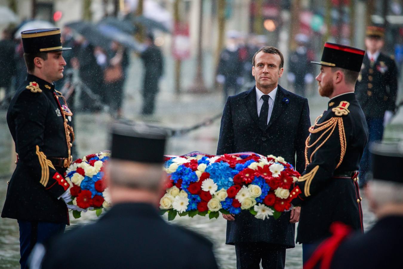 La autoridades políticas francesas participan en las Ceremonias por el Día de la Victoria, que celebra el fin de la II Guerra Mundial, en el Arco del Triunfo en París. 