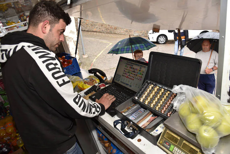 Sergio Garrido atiende a los clientes de Ovejuela desde su tienda móvil, en la que aprovecha al máximo el espacio.