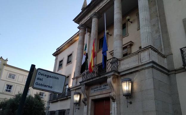Banderas a media asta en señal de luto en la Delegación del Gobierno, en la avenida de Huelva de Badajoz:: HOY