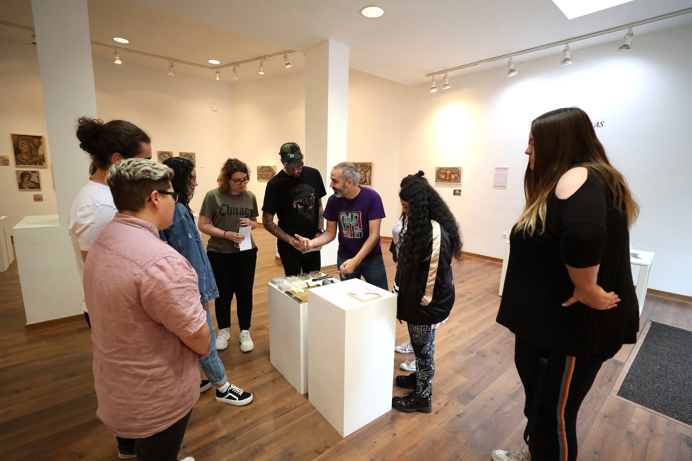 La Escuela de Arte y Superior de Diseño de Mérida abre una muestra en torno a esta disciplina a cargo de Jesús Antonio Martínez Lombó. Desde la Antigüedad a nuestros días, el arte del mosaico se ha empleado en paredes y suelos como una 'pintura en piedra' dedicada a los más nobles asuntos o al mero ornato suntuario», recuerdan desde el Ciclo Superior de Mosaicos con respecto a la exposición que inauguran este viernes 3 de mayo a las 20:00 en la sala de exposiciones de la Escuela de Arte. La muestra podrá verse hasta el 16 de mayo en el horario de mañana, con entrada gratuita.