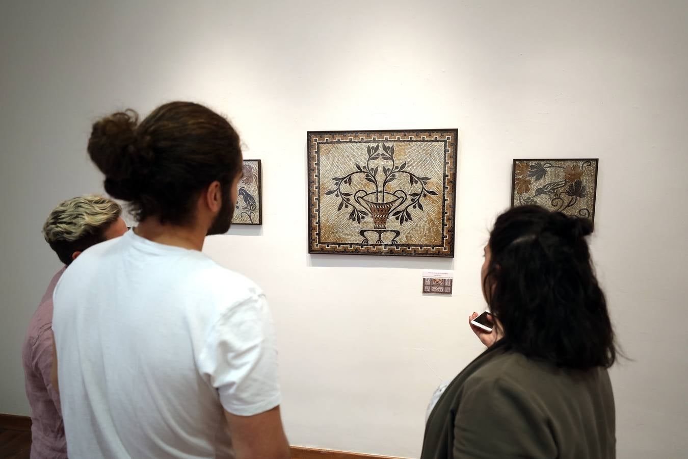 La Escuela de Arte y Superior de Diseño de Mérida abre una muestra en torno a esta disciplina a cargo de Jesús Antonio Martínez Lombó. Desde la Antigüedad a nuestros días, el arte del mosaico se ha empleado en paredes y suelos como una 'pintura en piedra' dedicada a los más nobles asuntos o al mero ornato suntuario», recuerdan desde el Ciclo Superior de Mosaicos con respecto a la exposición que inauguran este viernes 3 de mayo a las 20:00 en la sala de exposiciones de la Escuela de Arte. La muestra podrá verse hasta el 16 de mayo en el horario de mañana, con entrada gratuita.