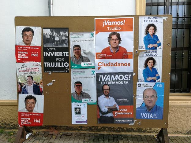 Uno de los paneles habilitados para la publicidad electoral. :: JSP