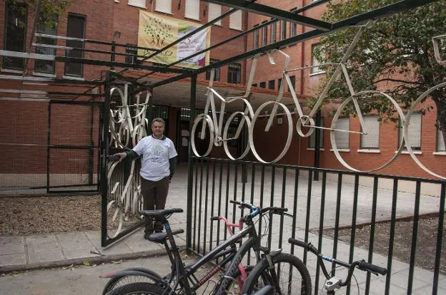 Isidro Palacios en el parking de bicis del Domingo Cáceres. :: hoy