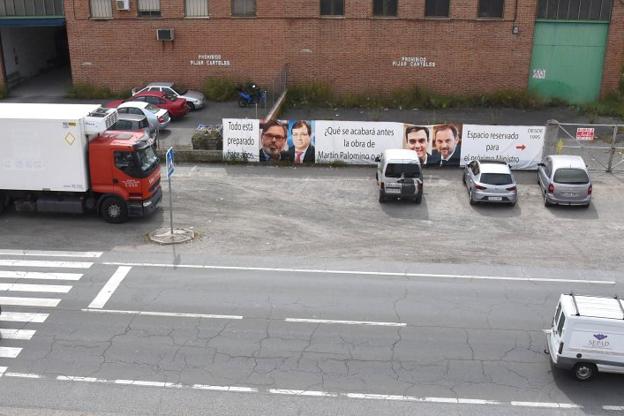 Sánchez, Ábalos, Vara y Pizarro, los cuatro protagonistas de la última pancarta de protesta colocada en Martín Palomino. :: david palma