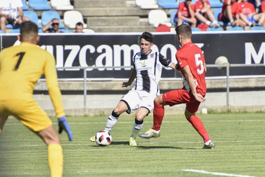 El equipo pacense gana por 2-0 al Sevilla Atlético obra el milagro de Nafti de clasificarse para el playoff y emplaza a su afición a dentro de quince días camino ya del asencenso