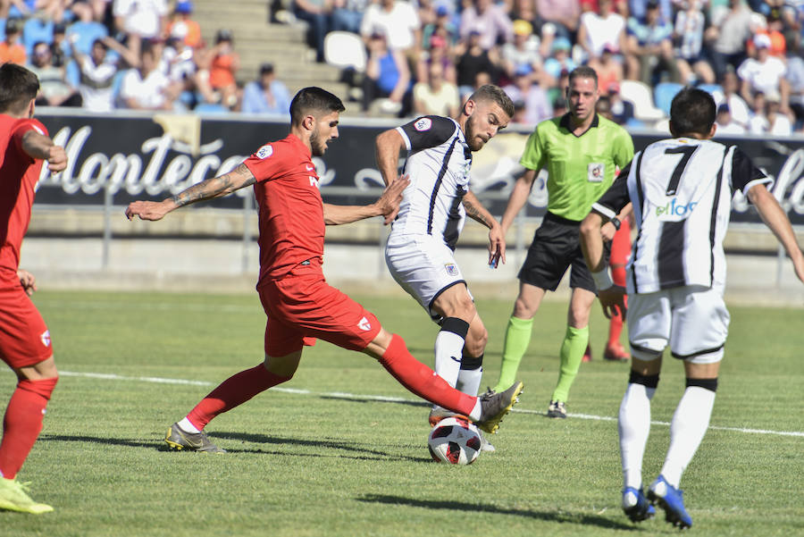 El equipo pacense gana por 2-0 al Sevilla Atlético obra el milagro de Nafti de clasificarse para el playoff y emplaza a su afición a dentro de quince días camino ya del asencenso