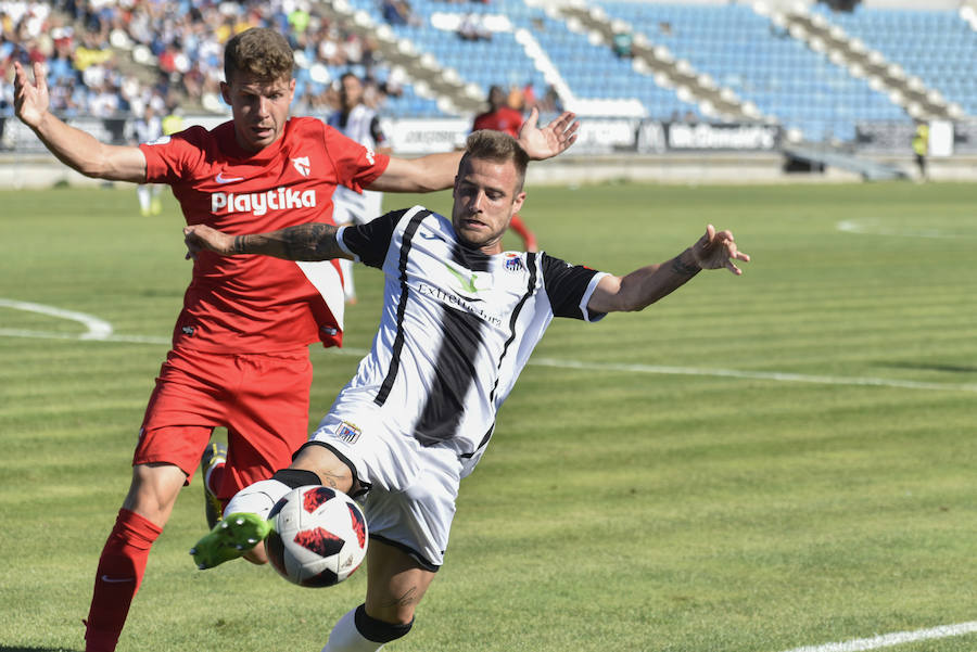 El equipo pacense gana por 2-0 al Sevilla Atlético obra el milagro de Nafti de clasificarse para el playoff y emplaza a su afición a dentro de quince días camino ya del asencenso