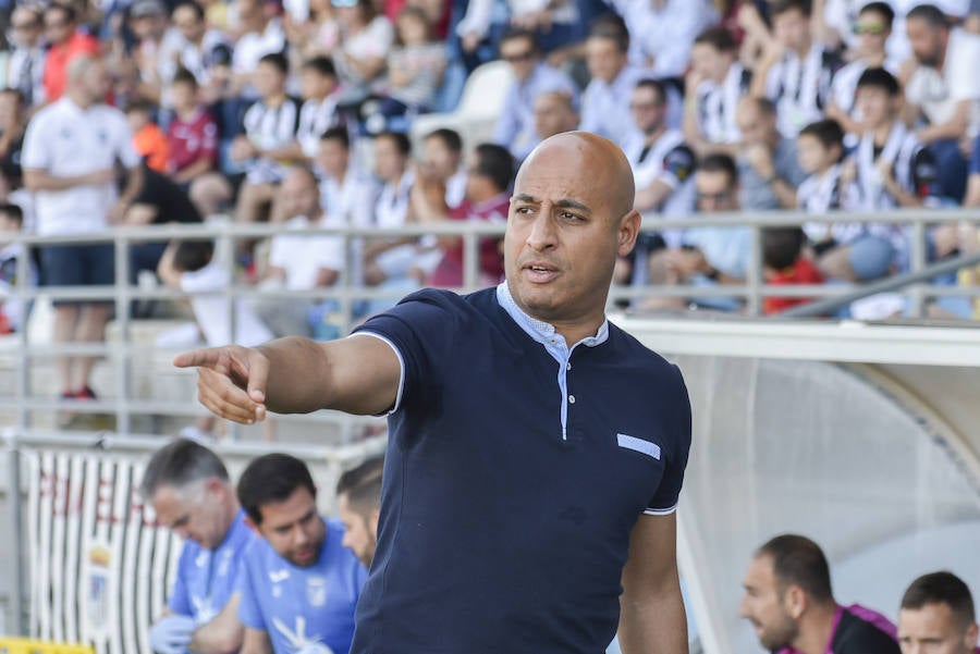 El equipo pacense gana por 2-0 al Sevilla Atlético obra el milagro de Nafti de clasificarse para el playoff y emplaza a su afición a dentro de quince días camino ya del asencenso