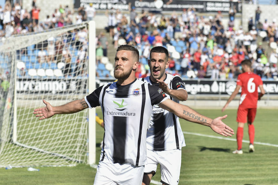 El equipo pacense gana por 2-0 al Sevilla Atlético obra el milagro de Nafti de clasificarse para el playoff y emplaza a su afición a dentro de quince días camino ya del asencenso