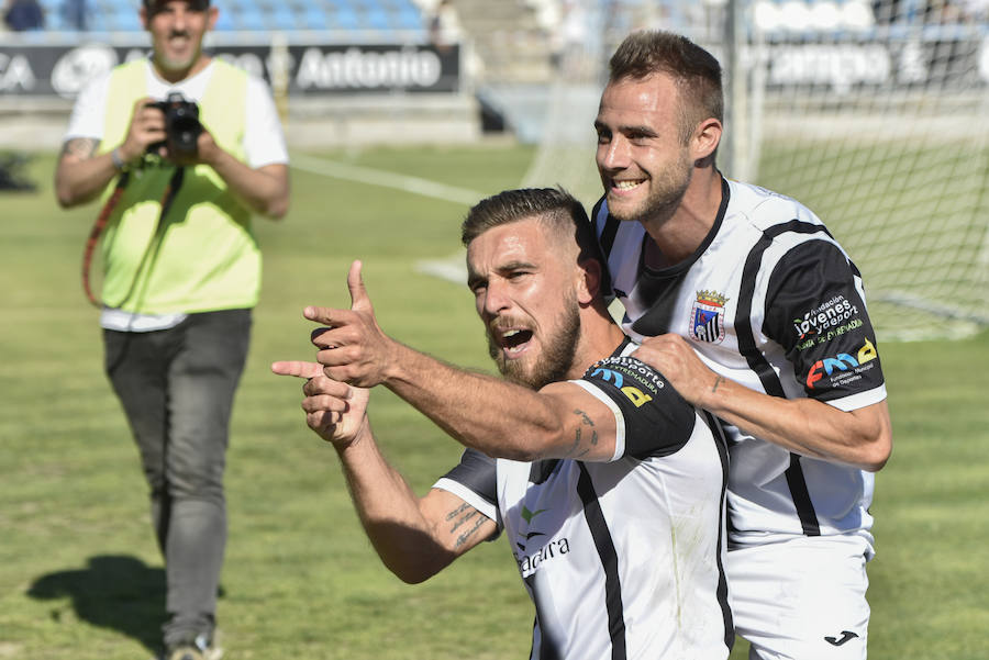 El equipo pacense gana por 2-0 al Sevilla Atlético obra el milagro de Nafti de clasificarse para el playoff y emplaza a su afición a dentro de quince días camino ya del asencenso