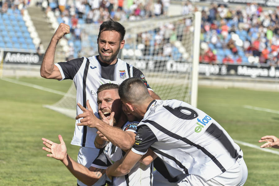 El equipo pacense gana por 2-0 al Sevilla Atlético obra el milagro de Nafti de clasificarse para el playoff y emplaza a su afición a dentro de quince días camino ya del asencenso