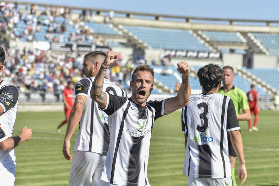 El equipo pacense gana por 2-0 al Sevilla Atlético obra el milagro de Nafti de clasificarse para el playoff y emplaza a su afición a dentro de quince días camino ya del asencenso