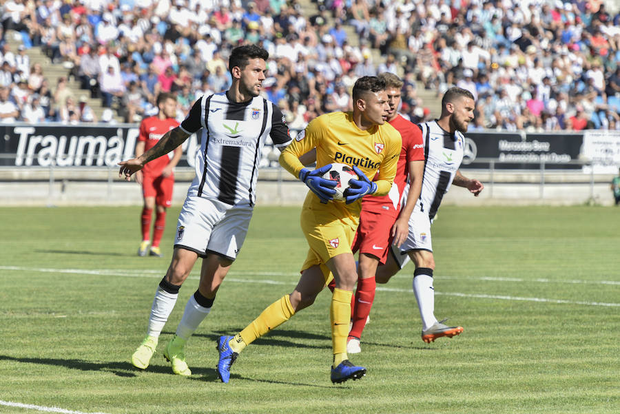 El equipo pacense gana por 2-0 al Sevilla Atlético obra el milagro de Nafti de clasificarse para el playoff y emplaza a su afición a dentro de quince días camino ya del asencenso